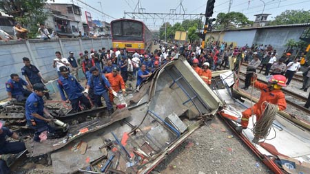 Hiện trường nơi xảy ra tai nạn nghiêm trọng tại Jakarta sáng nay